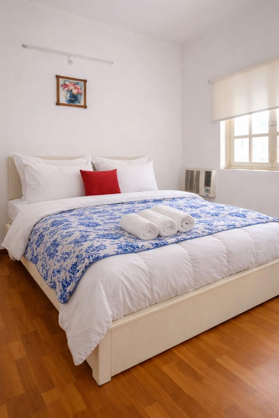 Bed, Photo of the whole room, Bedroom
