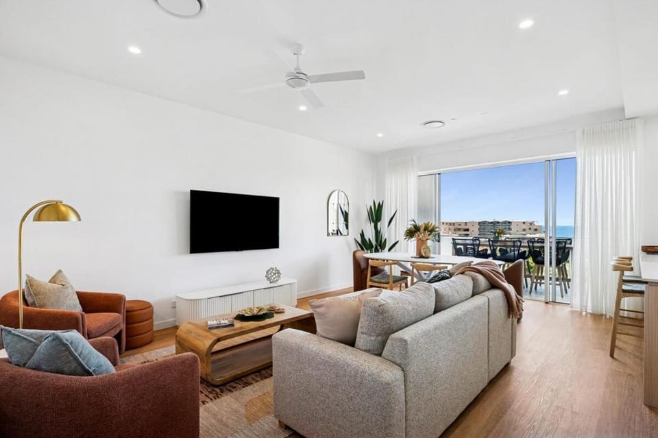 TV and multimedia, Living room, Seating area, Evening entertainment