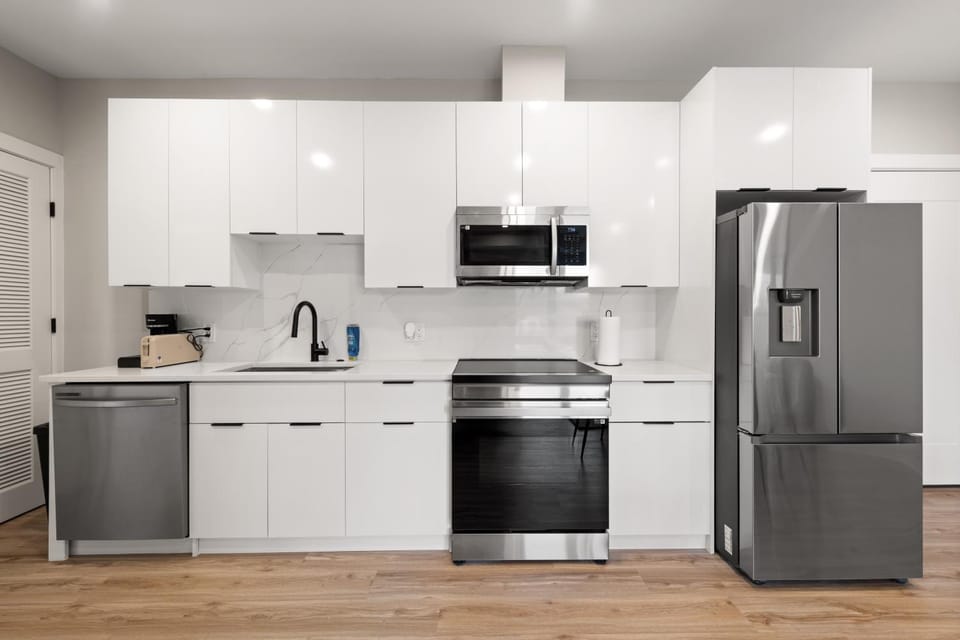 Coffee/tea facilities, dishwasher, oven, stove, stove, kitchen