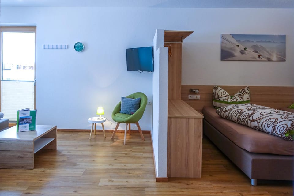 Bed, Seating area