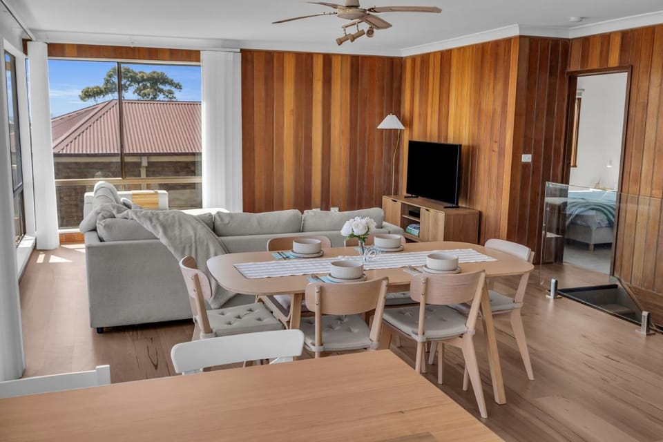 TV and multimedia, Living room, Seating area, Dining area