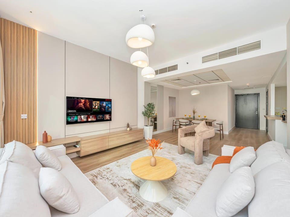 Luxury Waterfront View w Ain Dubai and PS5 in JBR 5 min from the beach Apartment in Dubai