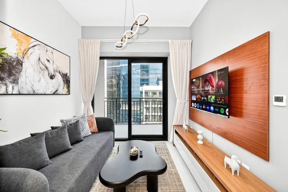Golden Stays - Cozy 1BR Retreat I Skyline Views & Urban Charm House in Dubai