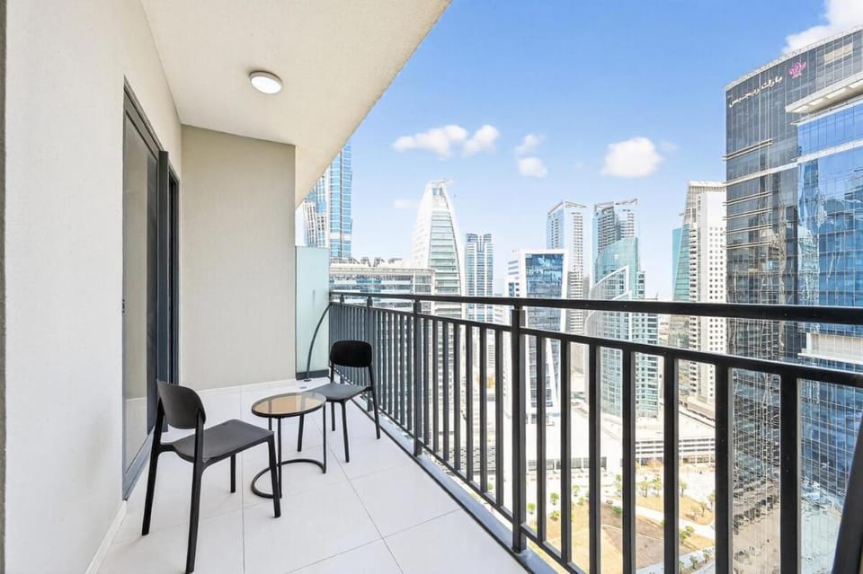 Golden Stays - Cozy 1BR Retreat I Skyline Views & Urban Charm House in Dubai