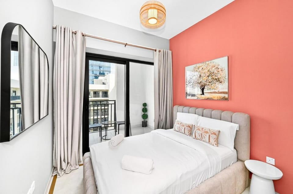 Golden Stays - Cozy 1BR Retreat I Skyline Views & Urban Charm House in Dubai