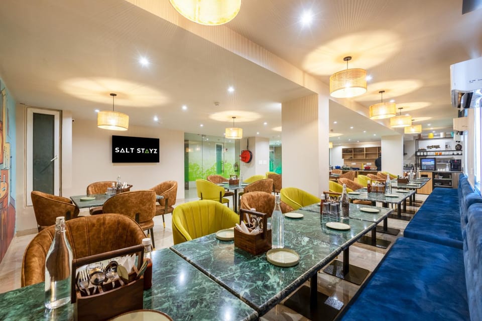 Restaurant/places to eat, TV and multimedia, Decorative detail, Seating area, Buffet breakfast, air conditioner