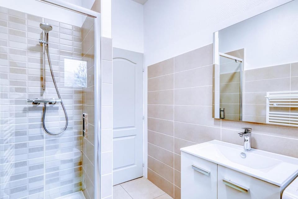 Shower, Bathroom, towels