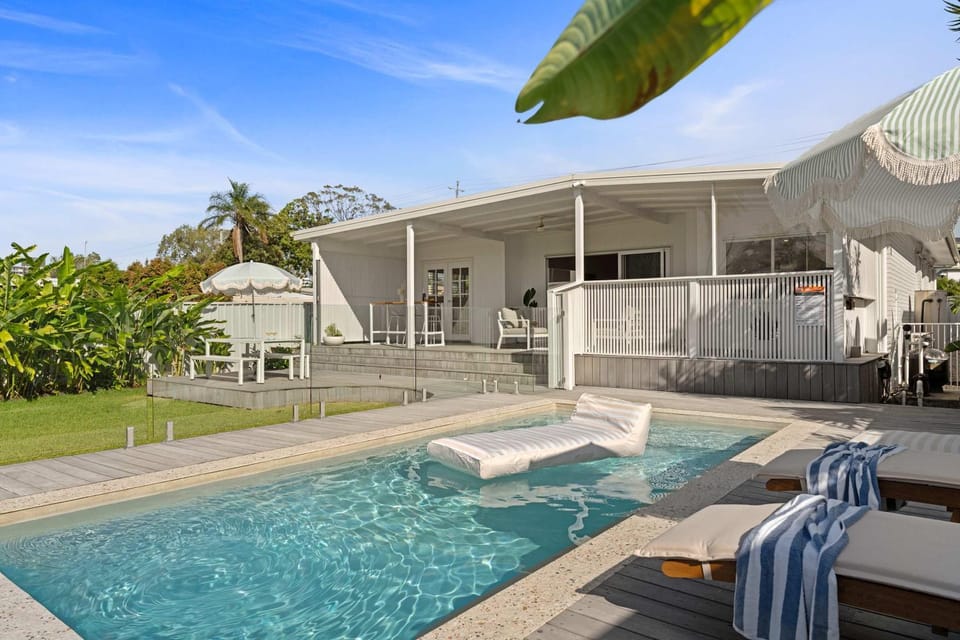 Property building, Patio, Pool view, Swimming pool, Swimming pool, sunbed