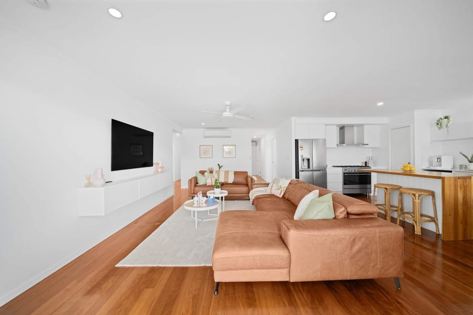 Communal lounge/ TV room, TV and multimedia, Living room, Seating area, Evening entertainment