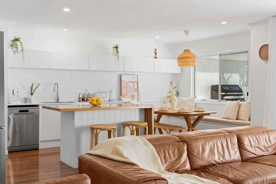 Kitchen or kitchenette, Living room, Seating area, Dining area, dishwasher, oven, stove