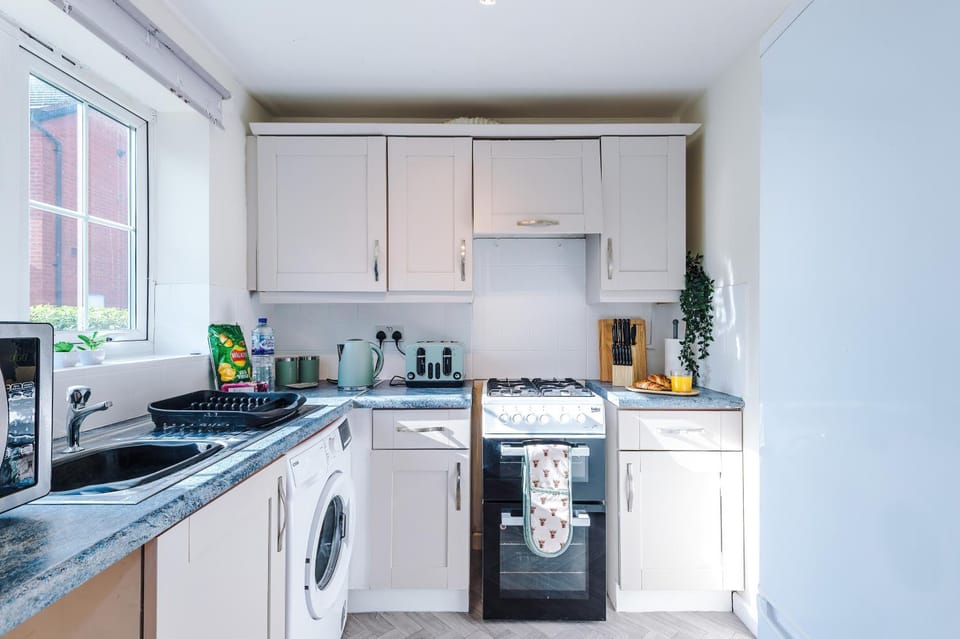 Long Term Stay 2 Bed 1 Bath & Parking Shropshire House in Oswestry