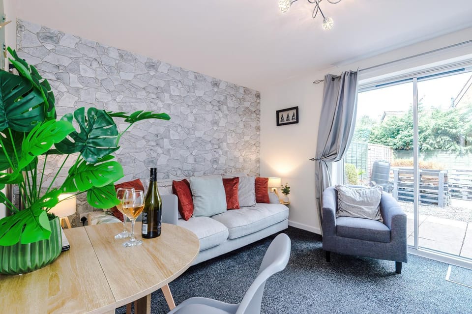 Long Term Stay 2 Bed 1 Bath & Parking Shropshire House in Oswestry