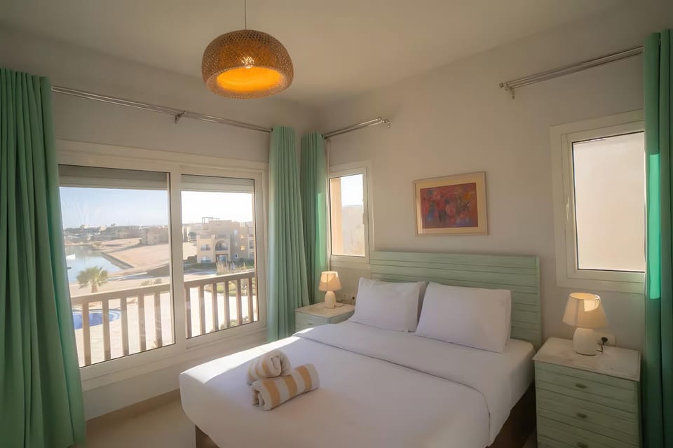 Bed, Natural landscape, View (from property/room), Bedroom, towels