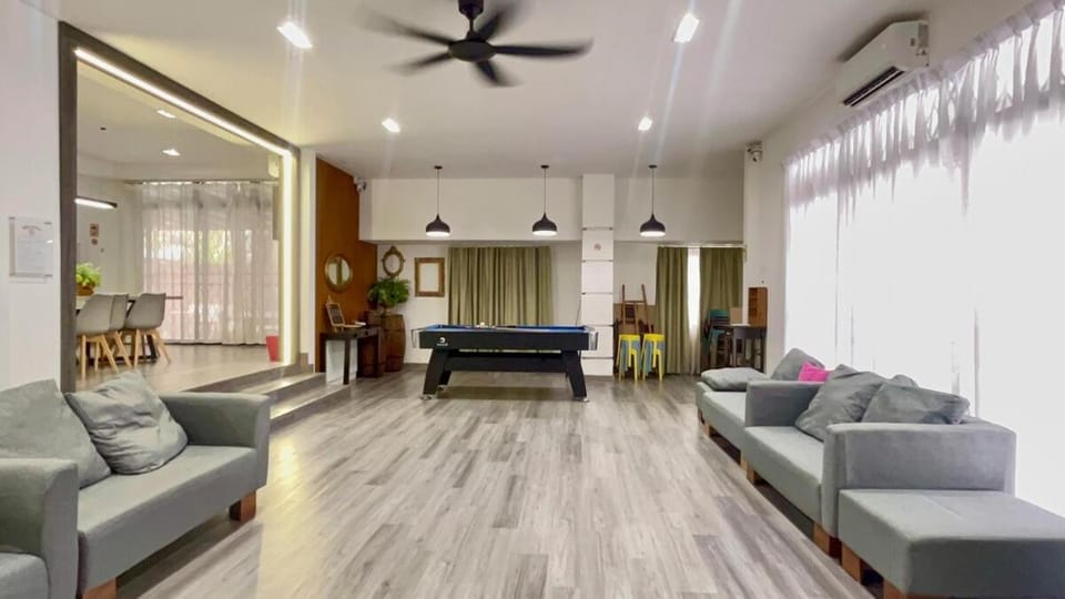 Senai -- Spacious & Mahjong & Billiards & KTV #4BR5B #30-35 pax by Cowidea House in Johor Bahru