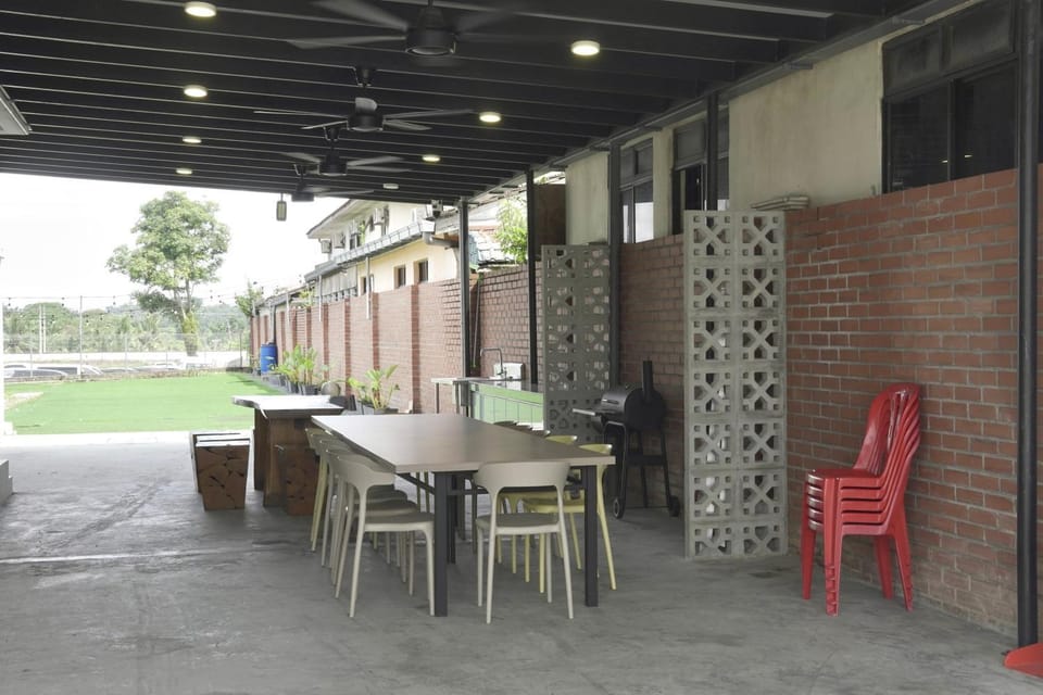 Senai -- Spacious & Mahjong & Billiards & KTV #4BR5B #30-35 pax by Cowidea House in Johor Bahru