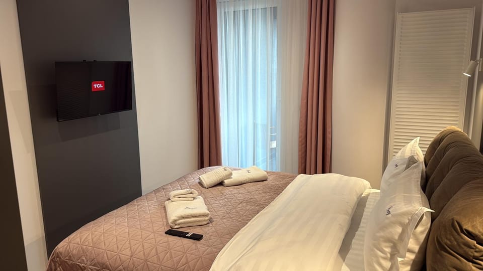 Bed, TV and multimedia, Photo of the whole room, Bedroom, towels