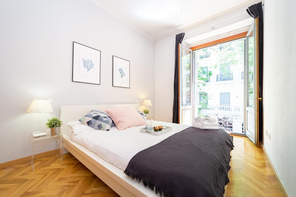 Photo of the whole room, Bedroom