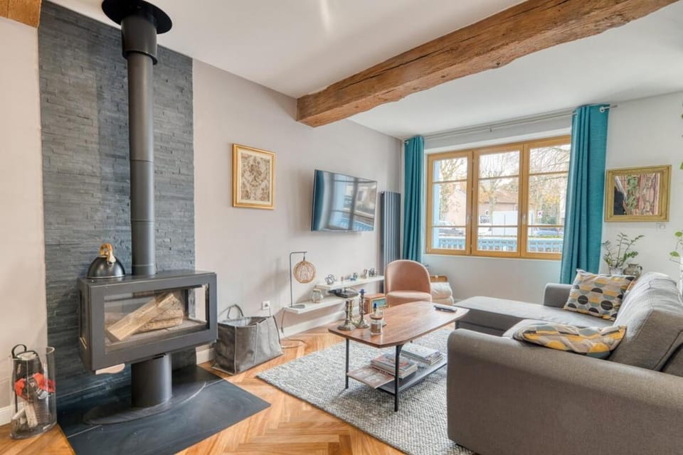 TV and multimedia, Living room, fireplace