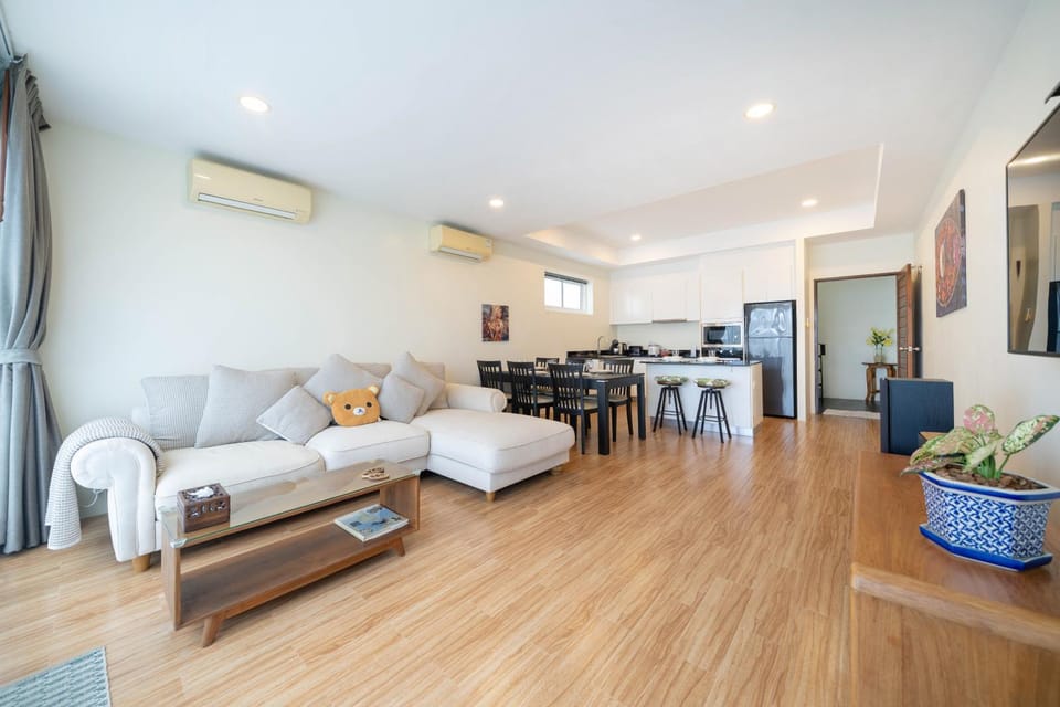 Kitchen or kitchenette, Living room, Seating area, Dining area