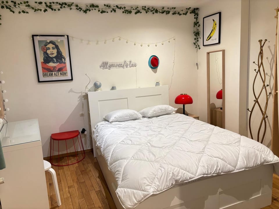 Bed, Photo of the whole room, Bedroom