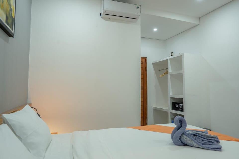 Bed, Photo of the whole room, Bedroom, towels, wardrobe, air conditioner