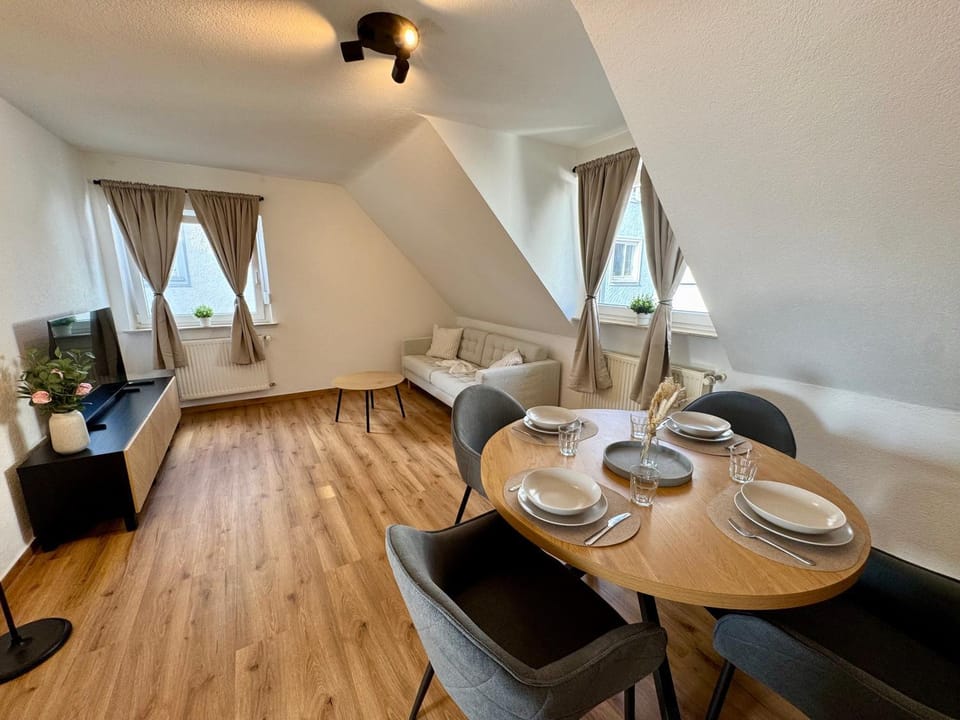 TV and multimedia, Living room, Seating area, Dining area