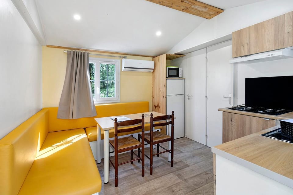 Mobilhome Calvi 28 Climatisé House in Nouvelle-Aquitaine