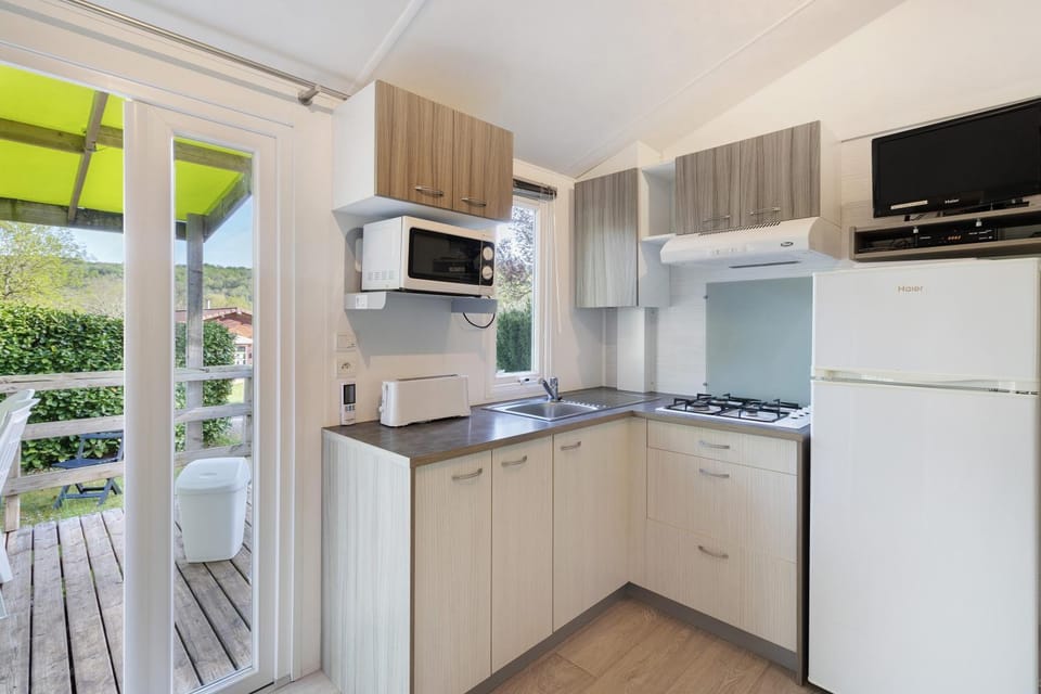 Property building, Kitchen or kitchenette, Living room