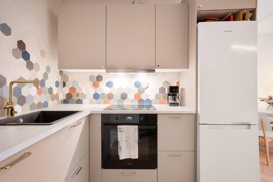 Coffee/tea facilities, Kitchen or kitchenette, oven, stove, kitchen
