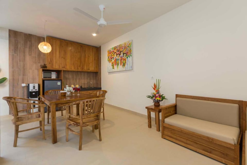 Kitchen or kitchenette, Living room, Seating area, Dining area