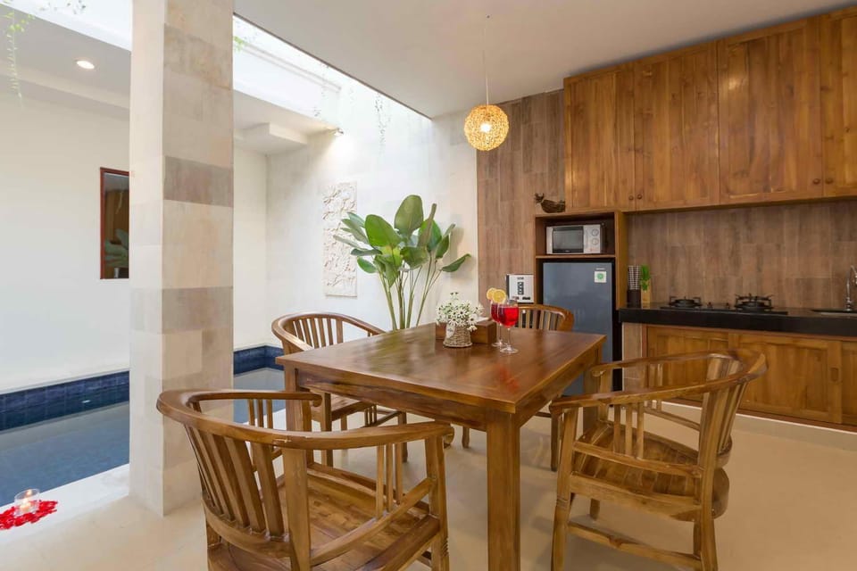 Kitchen or kitchenette, Living room, Seating area, Dining area