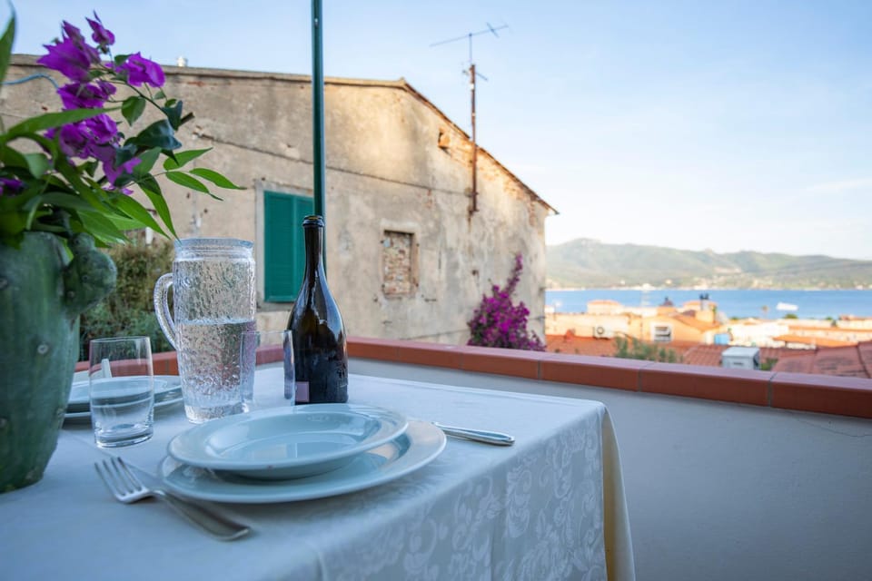 View (from property/room), Balcony/Terrace, Dining area