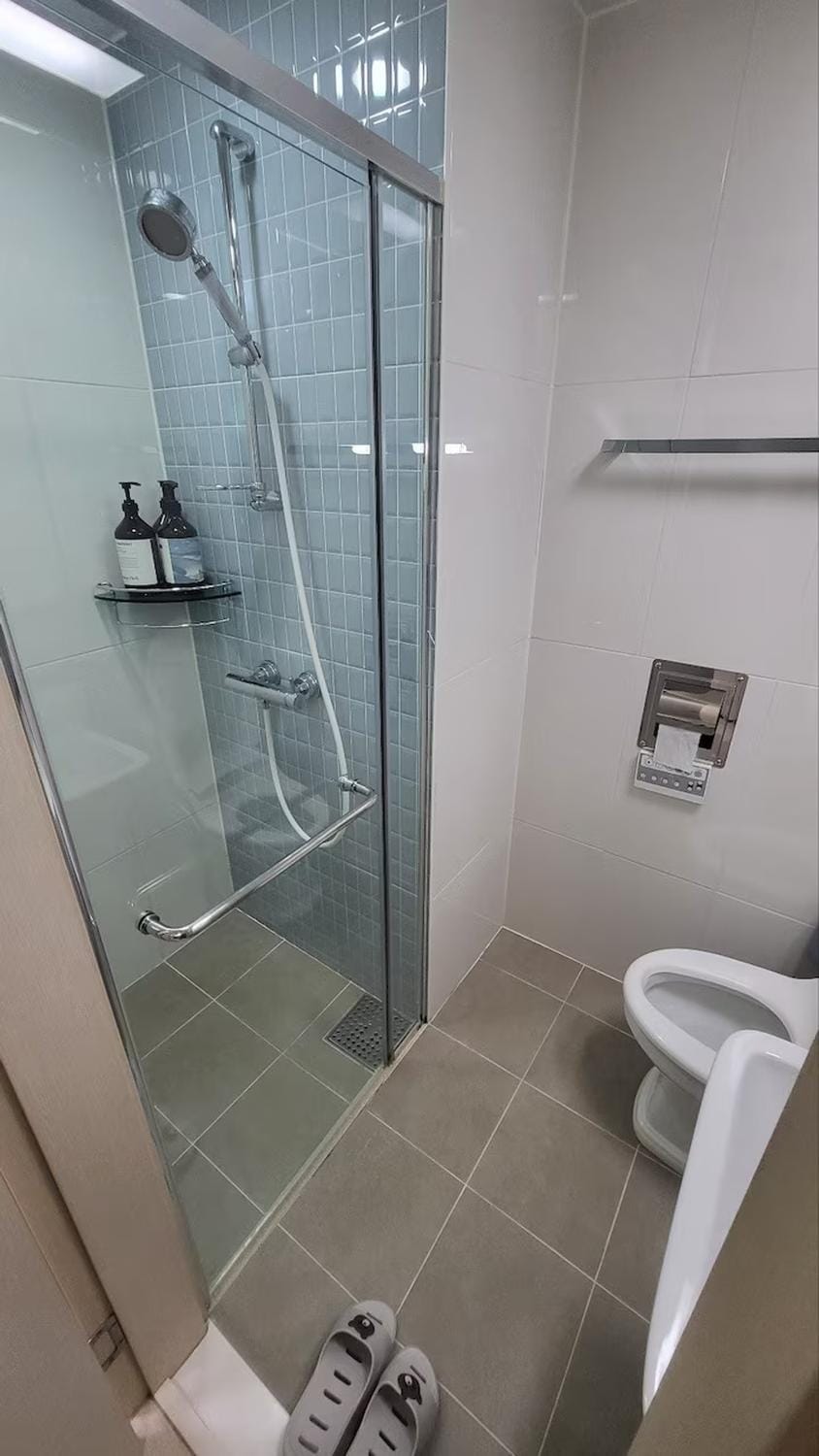 2912#InfiniteSkySuite #HighFloorView #ModernChicStay #SpaciousComfort Apartment in Seoul