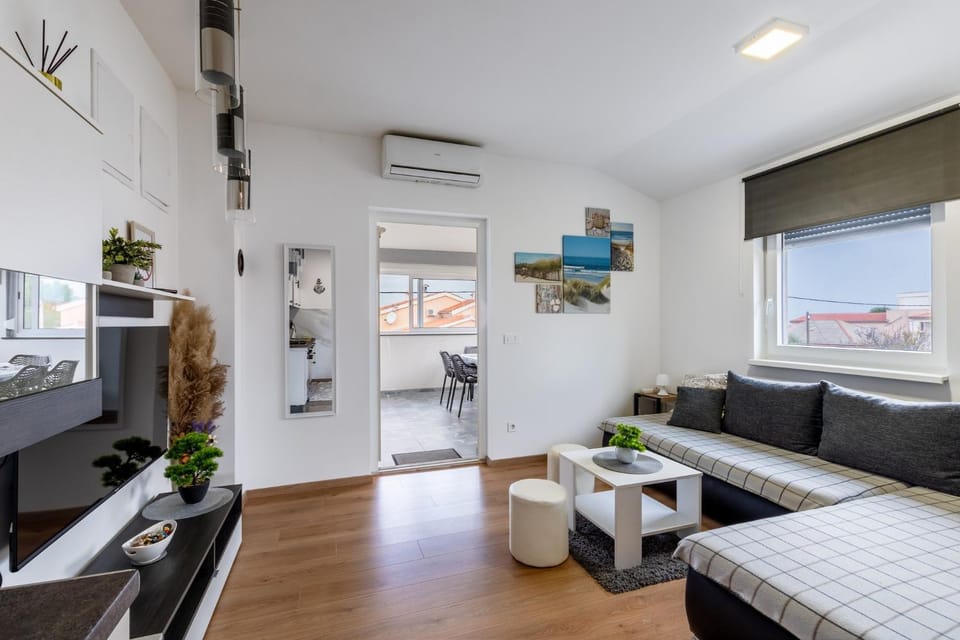 Kitchen or kitchenette, Seating area, Dining area, oven, air conditioner
