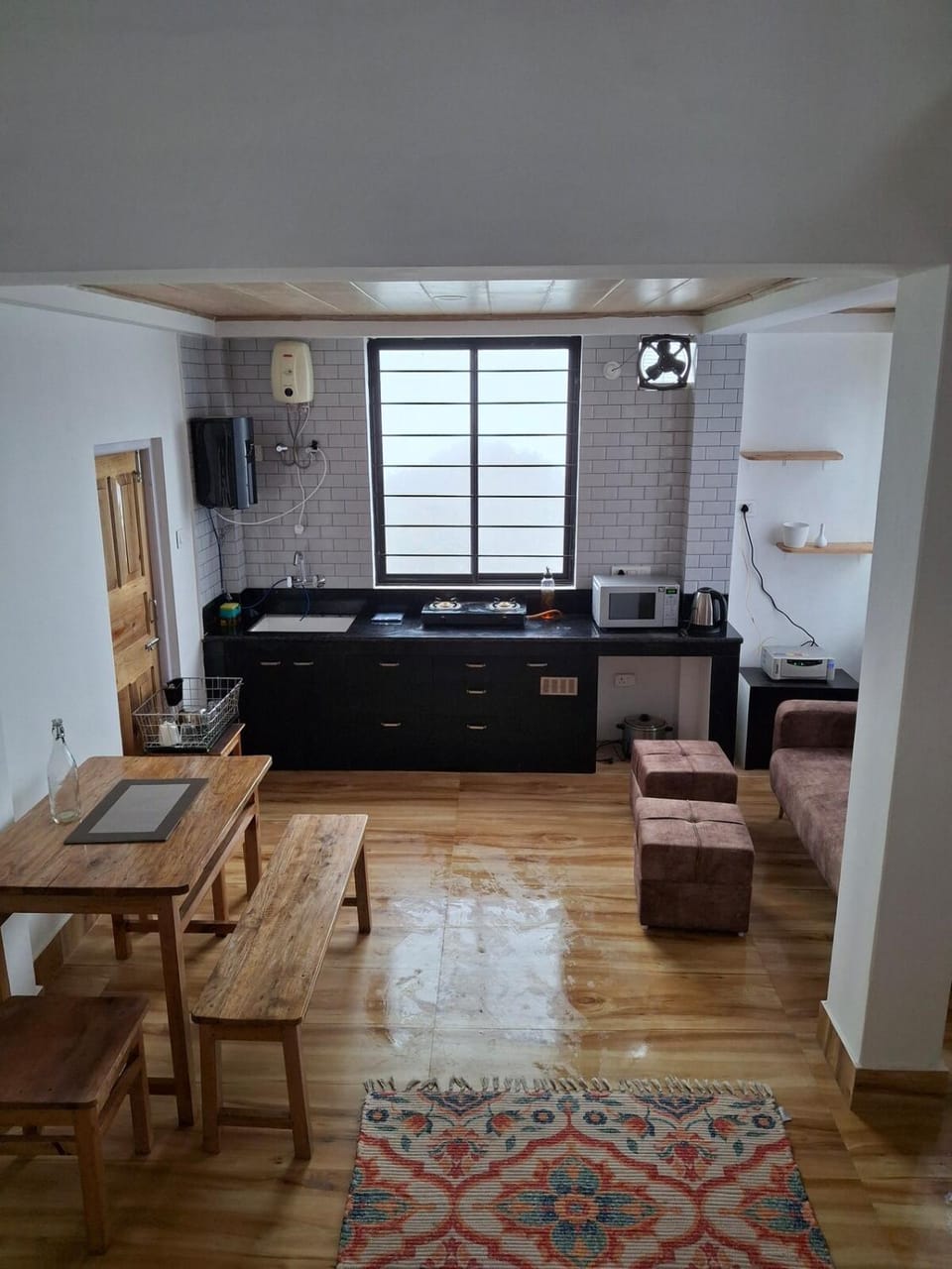 Kitchen or kitchenette, Seating area, Dining area