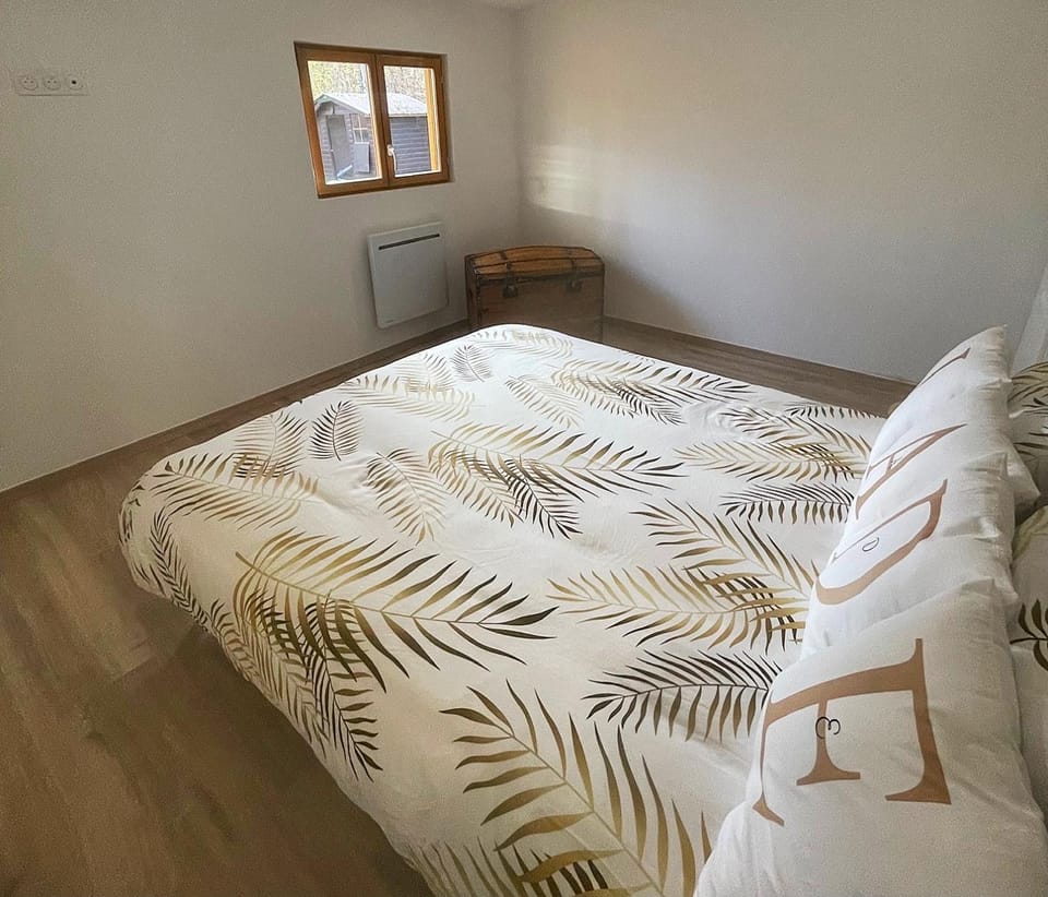 Photo of the whole room, Bedroom