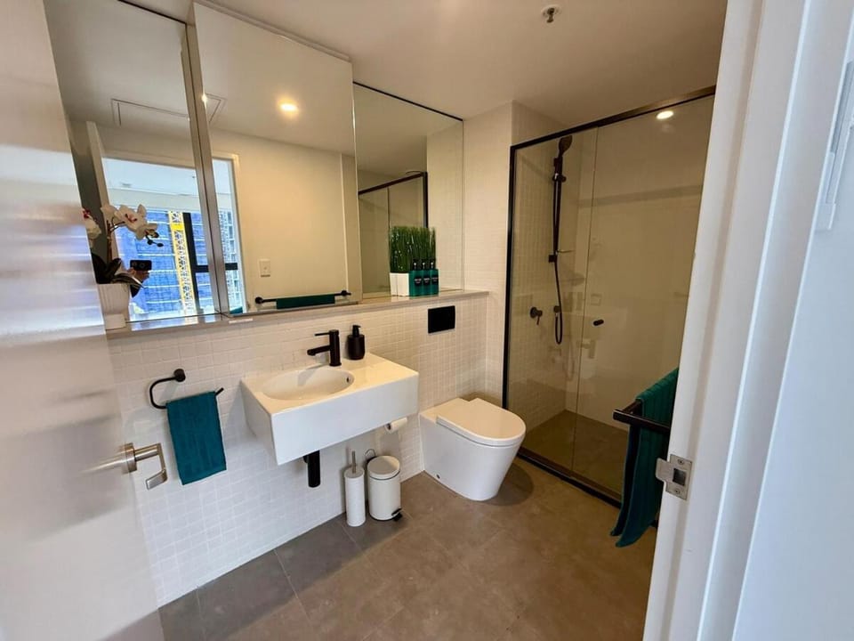 Shower, Toilet, Bathroom, towels