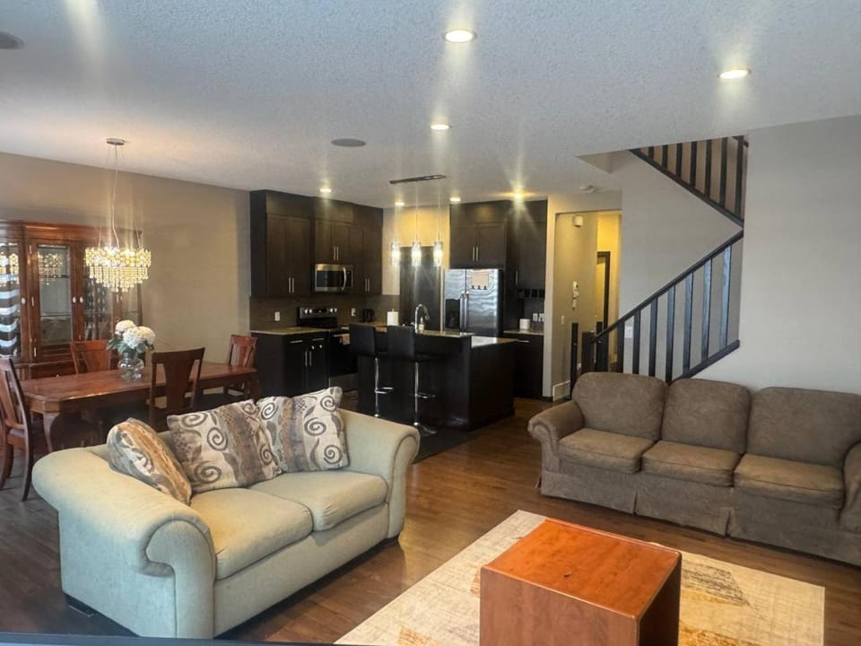 Kitchen or kitchenette, Living room, Seating area, Dining area