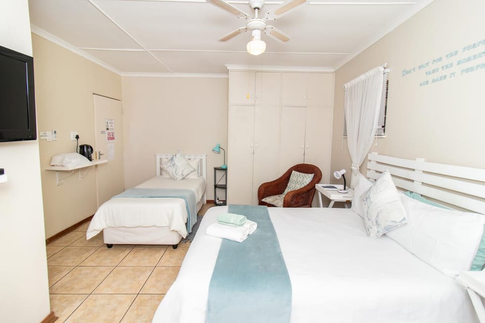 Bed, TV and multimedia, Photo of the whole room, fireplace, towels