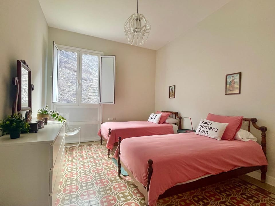 Photo of the whole room, Bedroom