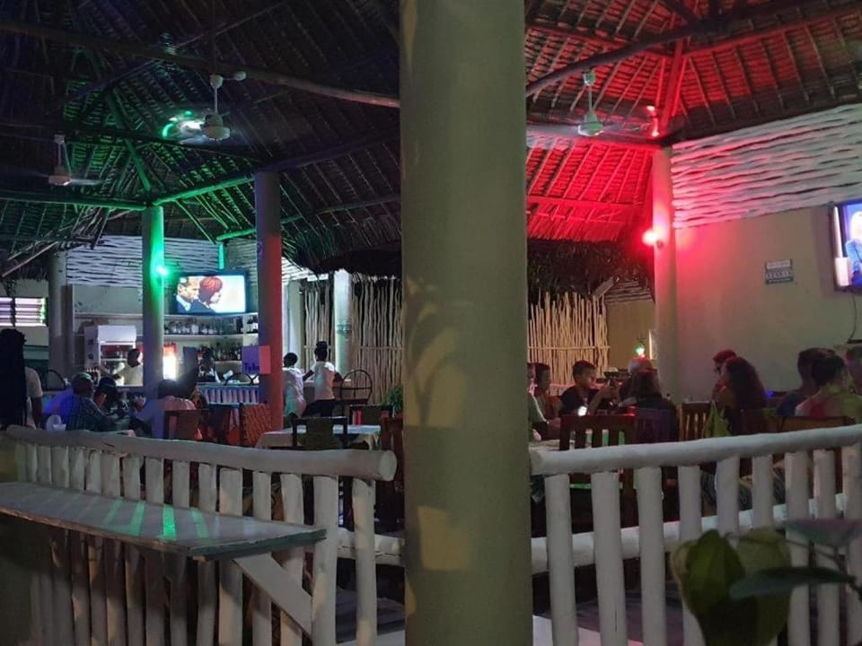 Restaurant/places to eat, Lounge or bar