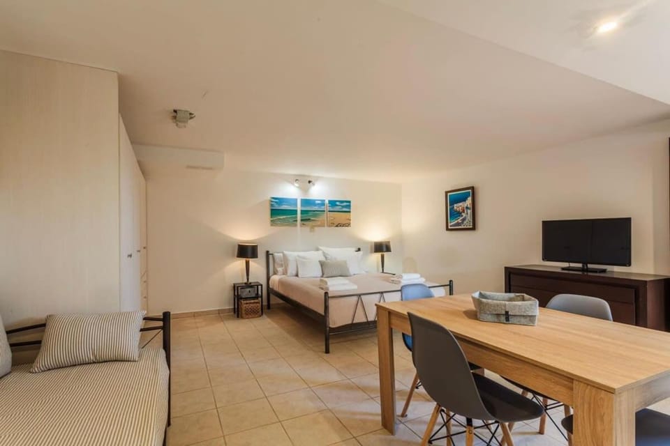 Communal lounge/ TV room, Bed, TV and multimedia, Living room, Photo of the whole room, Seating area, Evening entertainment, Bedroom