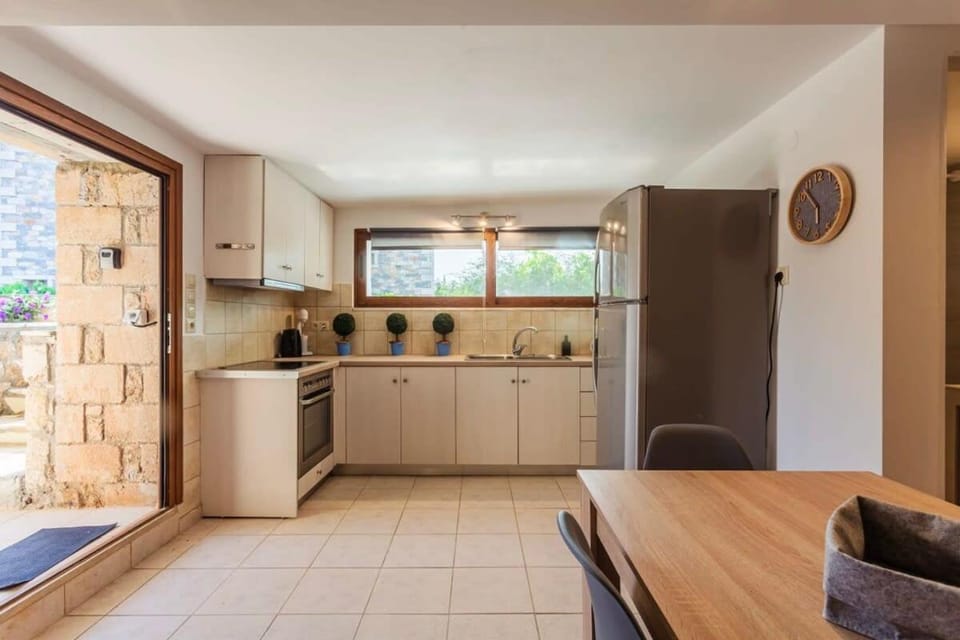 Kitchen or kitchenette, Dining area, oven