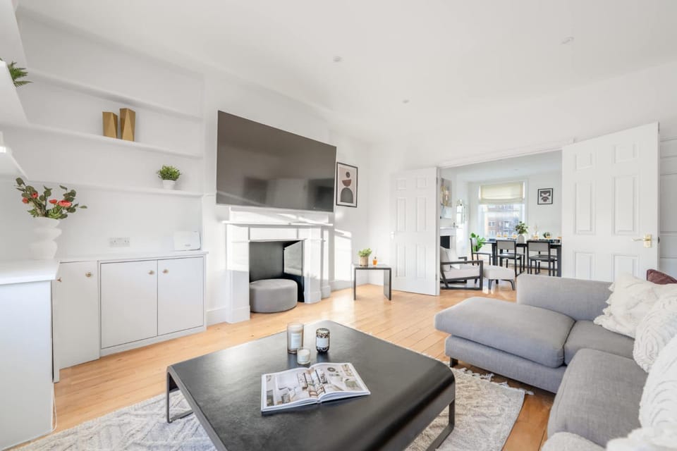 TV and multimedia, Kitchen or kitchenette, Living room, Seating area, Dining area