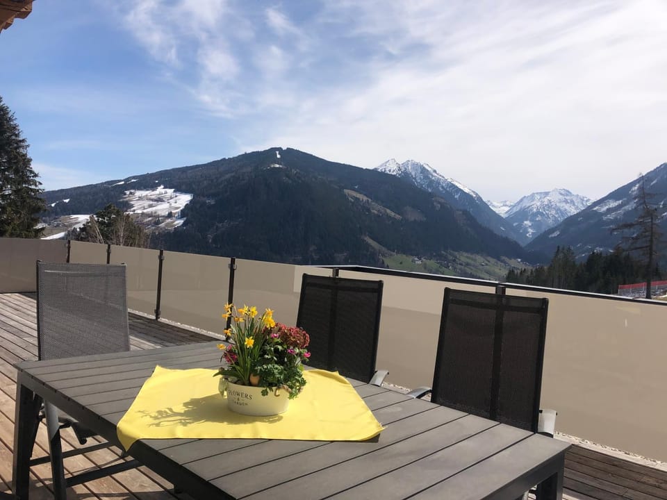 View (from property/room), Balcony/Terrace, Mountain view