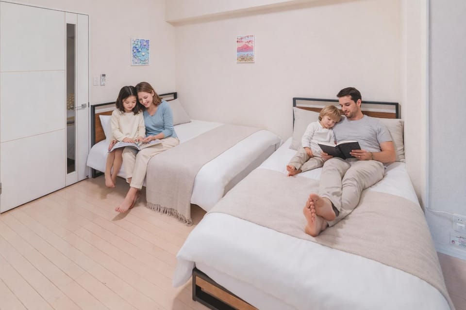 Bed, People, TV and multimedia, Living room, Bedroom