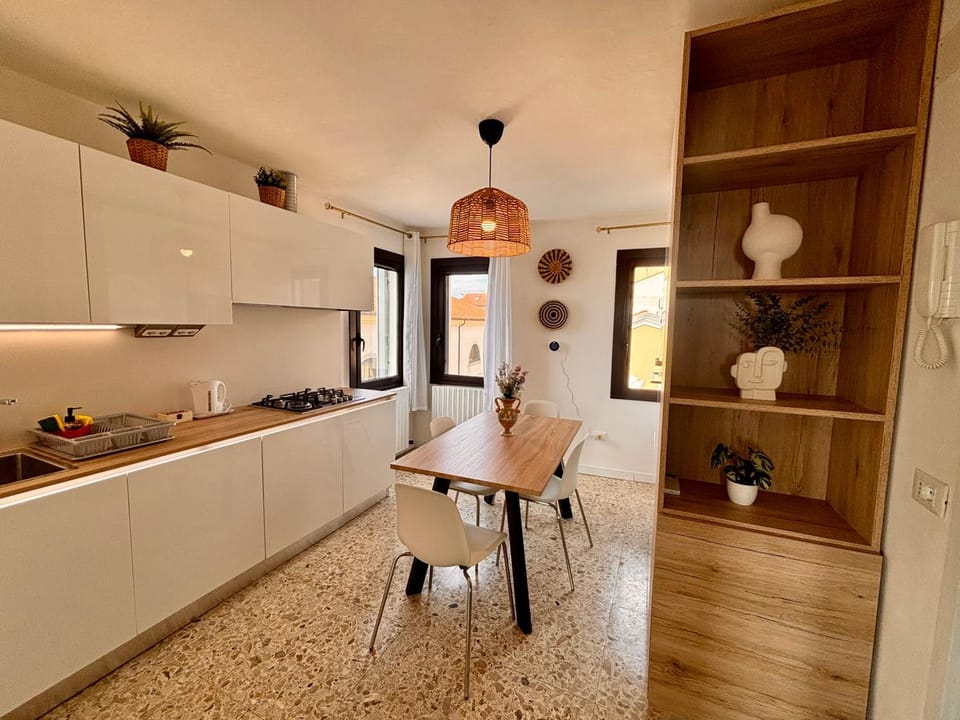 Kitchen or kitchenette, Seating area, Dining area