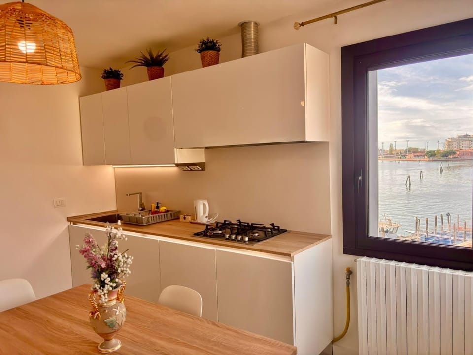 Kitchen or kitchenette, Dining area, pet friendly, stove