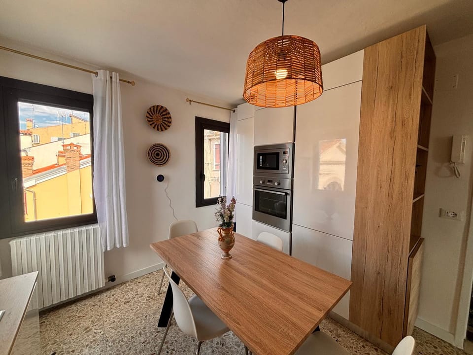 Kitchen or kitchenette, Dining area, microwave, oven