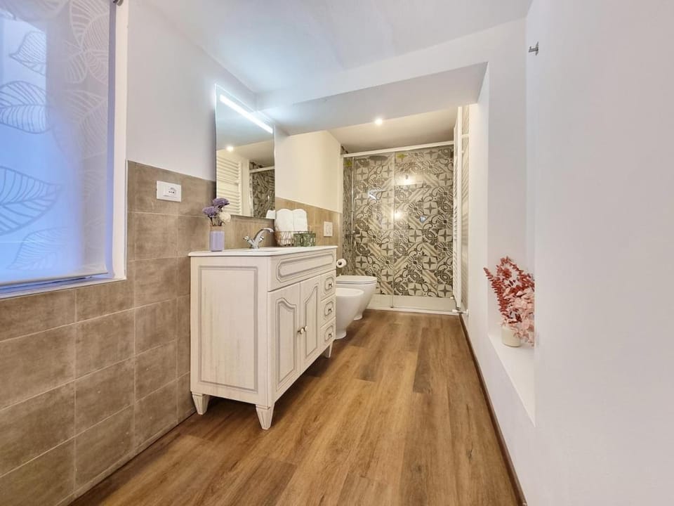 Toilet, Bathroom, Photo of the whole room, Decorative detail, Decorative detail, bidet, dishwasher, hair dryier, heating, heating, towels, towels, washing machine, air conditioner, air conditioner